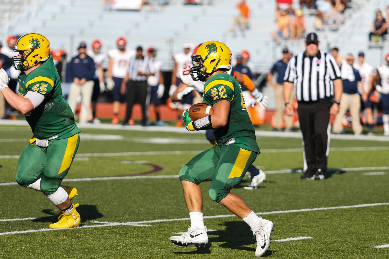 RB running back hitting the corner